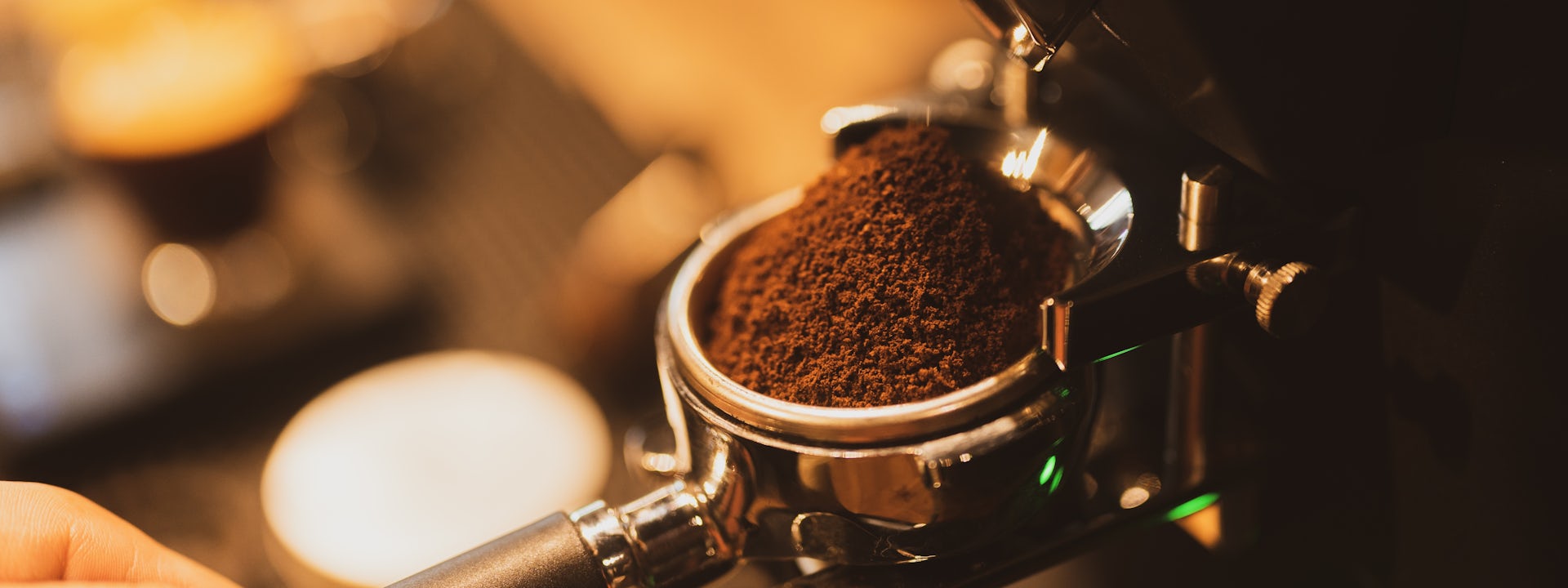 Una mànega i un filtre ple de café.