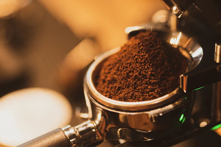 Una mànega i un filtre ple de café.