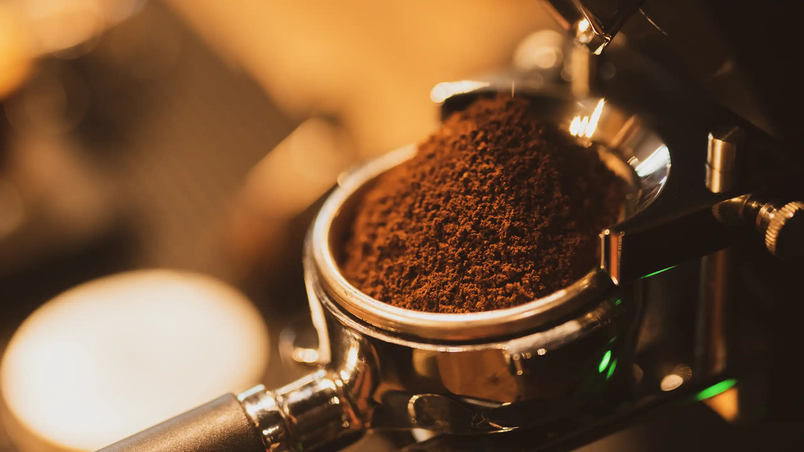 Una mànega i un filtre ple de café.