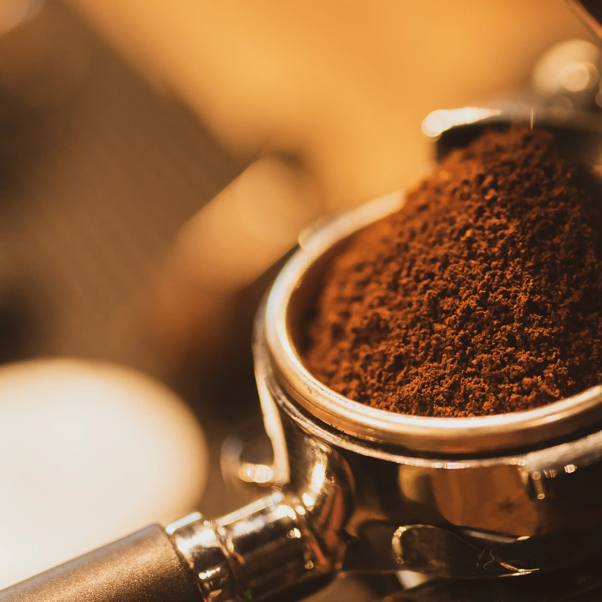 Una mànega i un filtre ple de café.