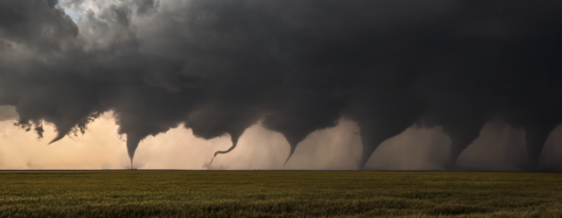 photomontage montrant plusieurs tornades à la suite les unes des autres