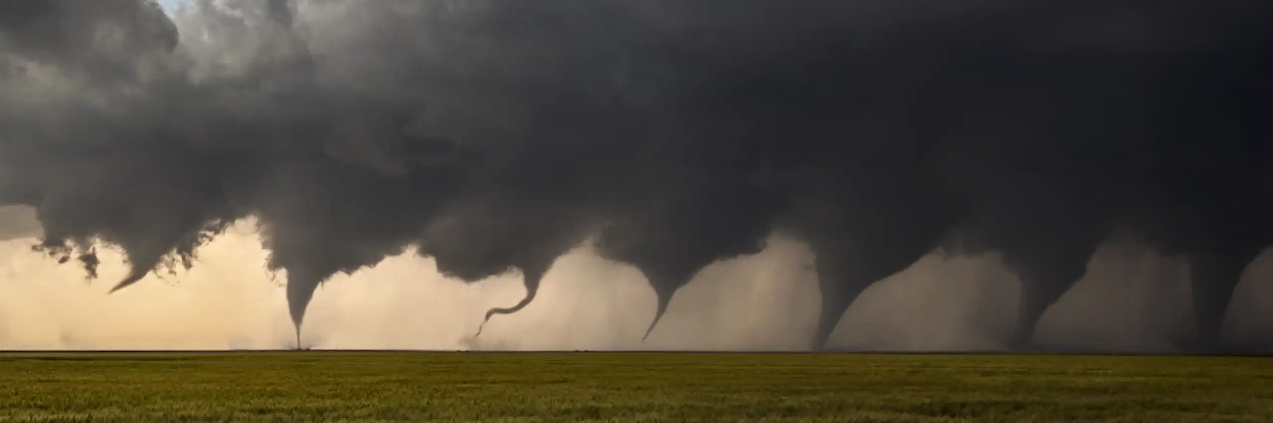 photomontage montrant plusieurs tornades à la suite les unes des autres