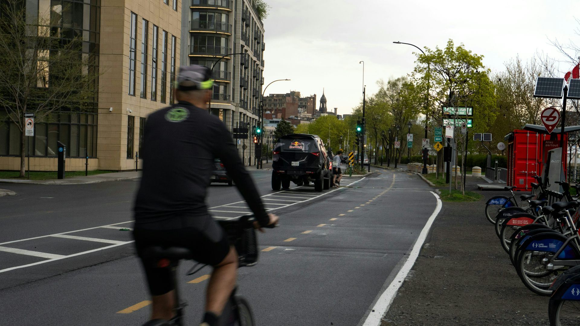 Un cycliste et un automobile se déplacent