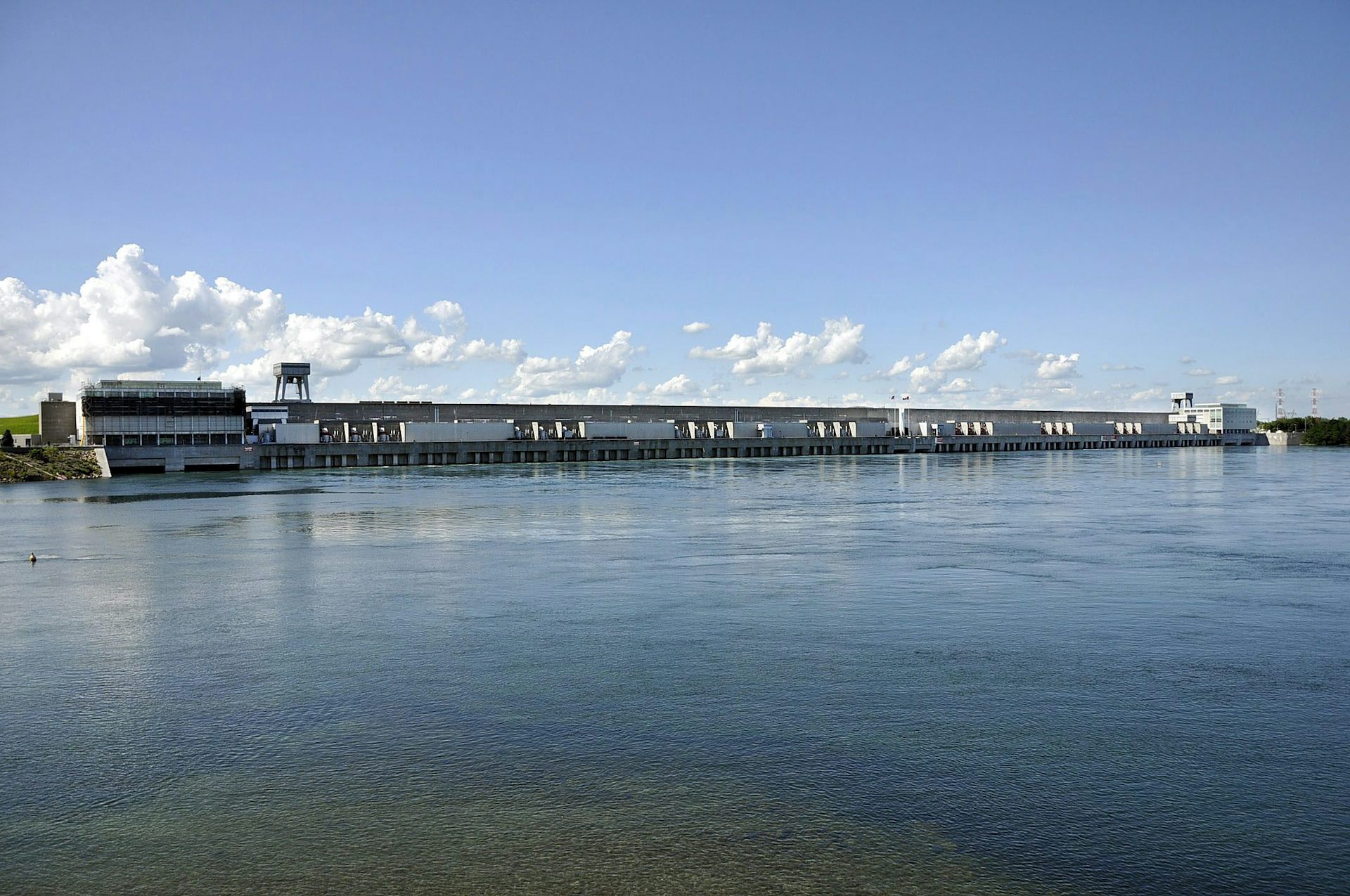 Un long barrage hydroélectrique et une étendue d’eau devant