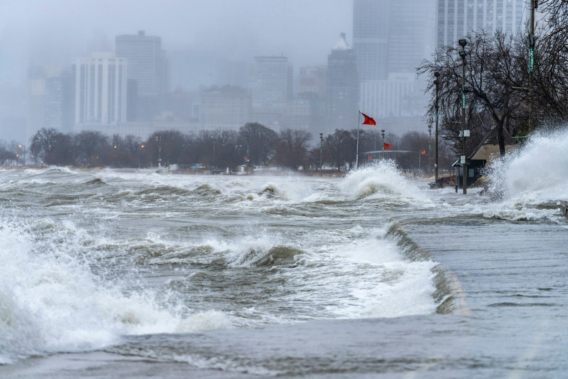 Des vagues se fracassent sur la rive d'une plage inondée