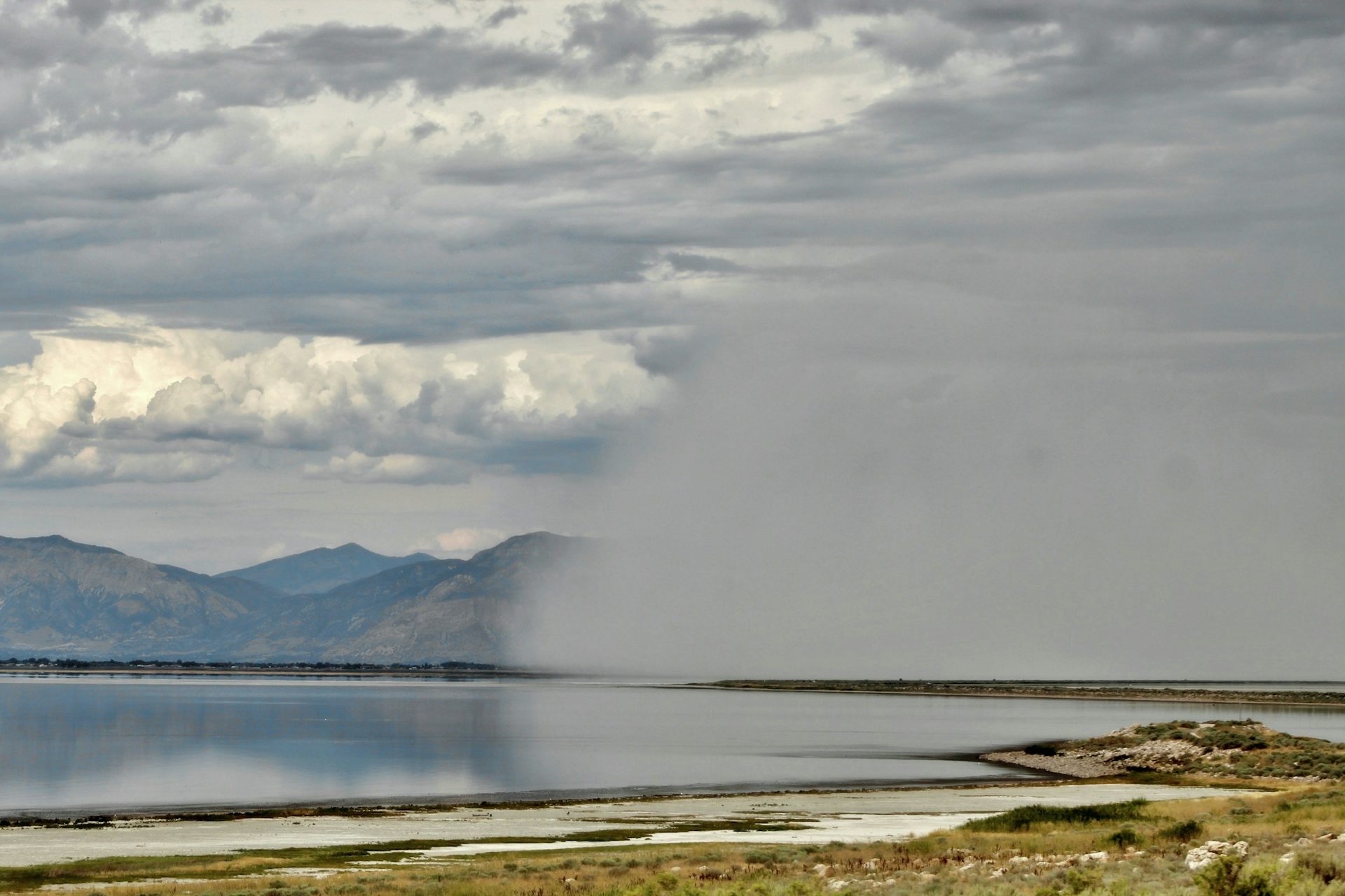 Un lac avec de la pluie et des nuages au-dessus