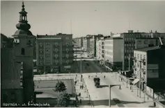 Imagen en blanco y negro de una calle con edificios modernistas a los lados.