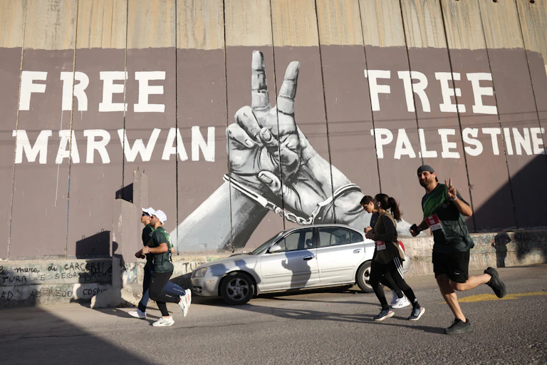 fresque appelant à la libération de Marwan Barghouti : « Libérez Marwan ! Libérez la Palestine ! »