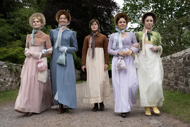 Cinco mujeres vestidas de la época de la regencia inglesa.