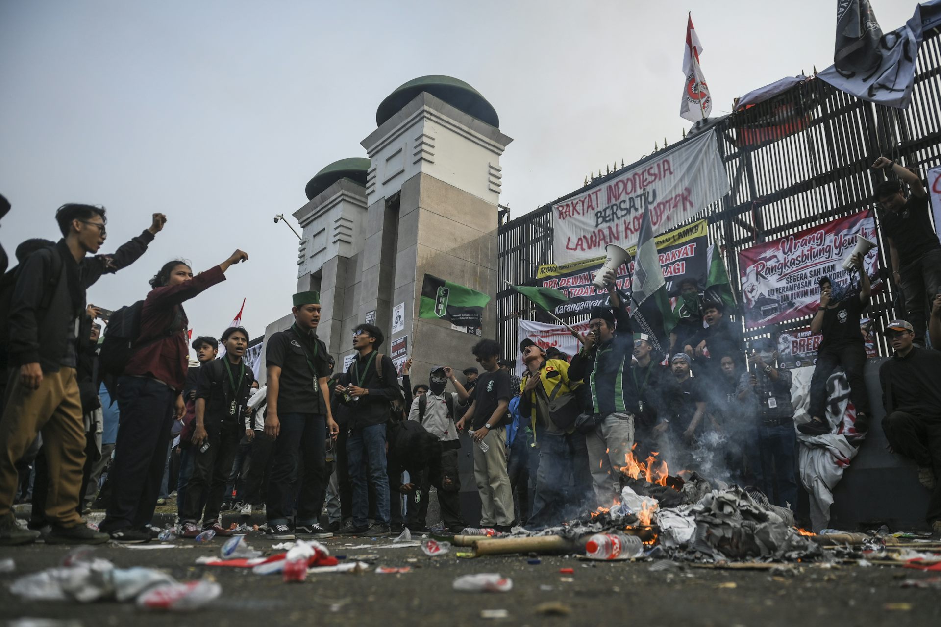 Salah satu agenda utama demo adalah menuntut pemberlakuan RUU Perampasan Aset dan pemberantasan korupsi
