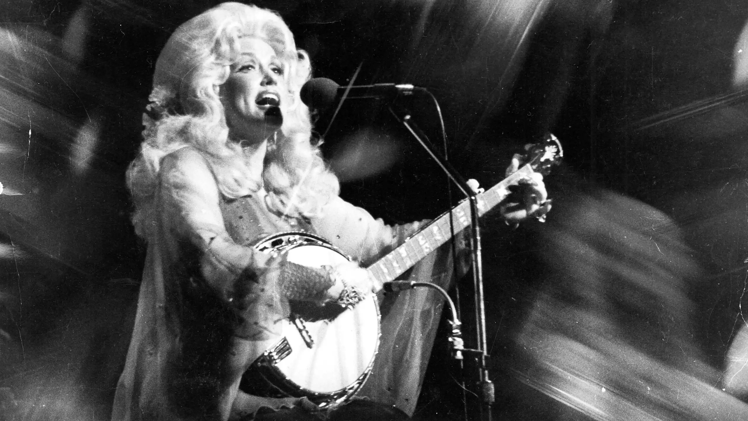 Dolly Parton playing banjo in 1970.