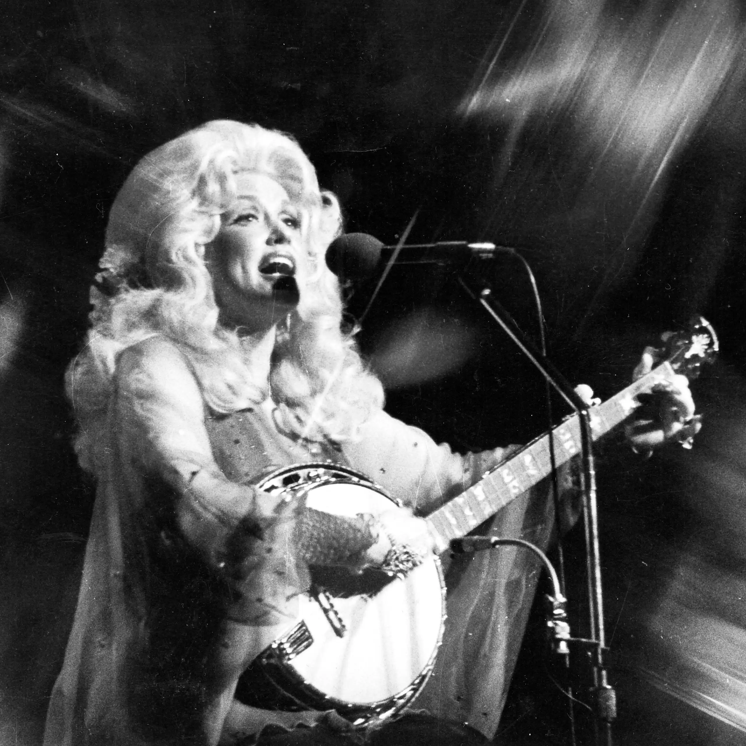 Dolly Parton playing banjo in 1970.