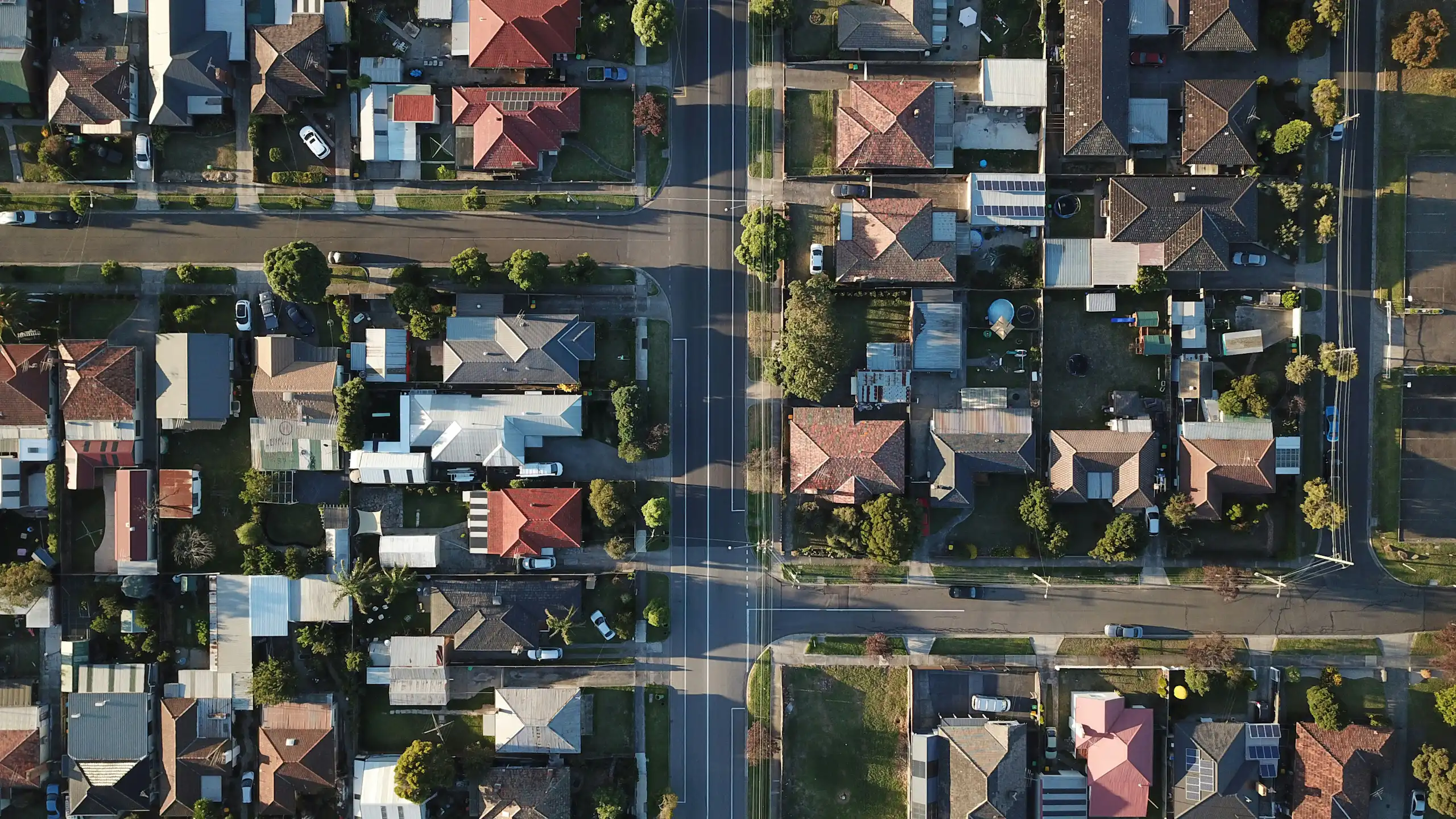 A bird's-eye view of a neighborhoud filled with houses.