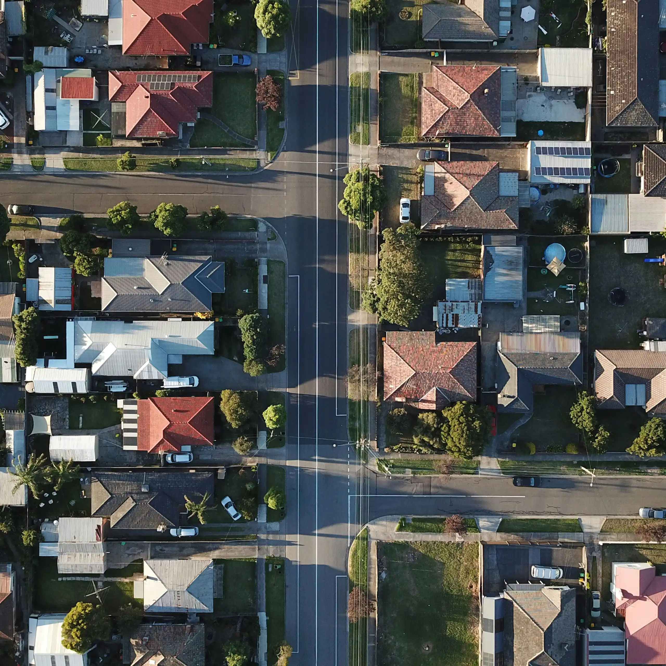 A bird's-eye view of a neighborhoud filled with houses.