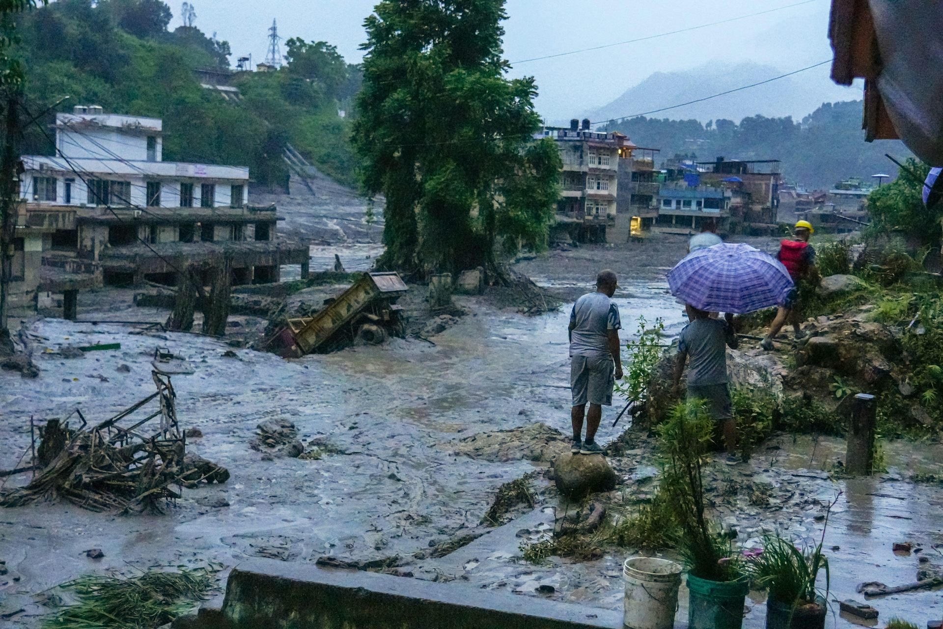 Imagem das consequências das enchentes no Nepal