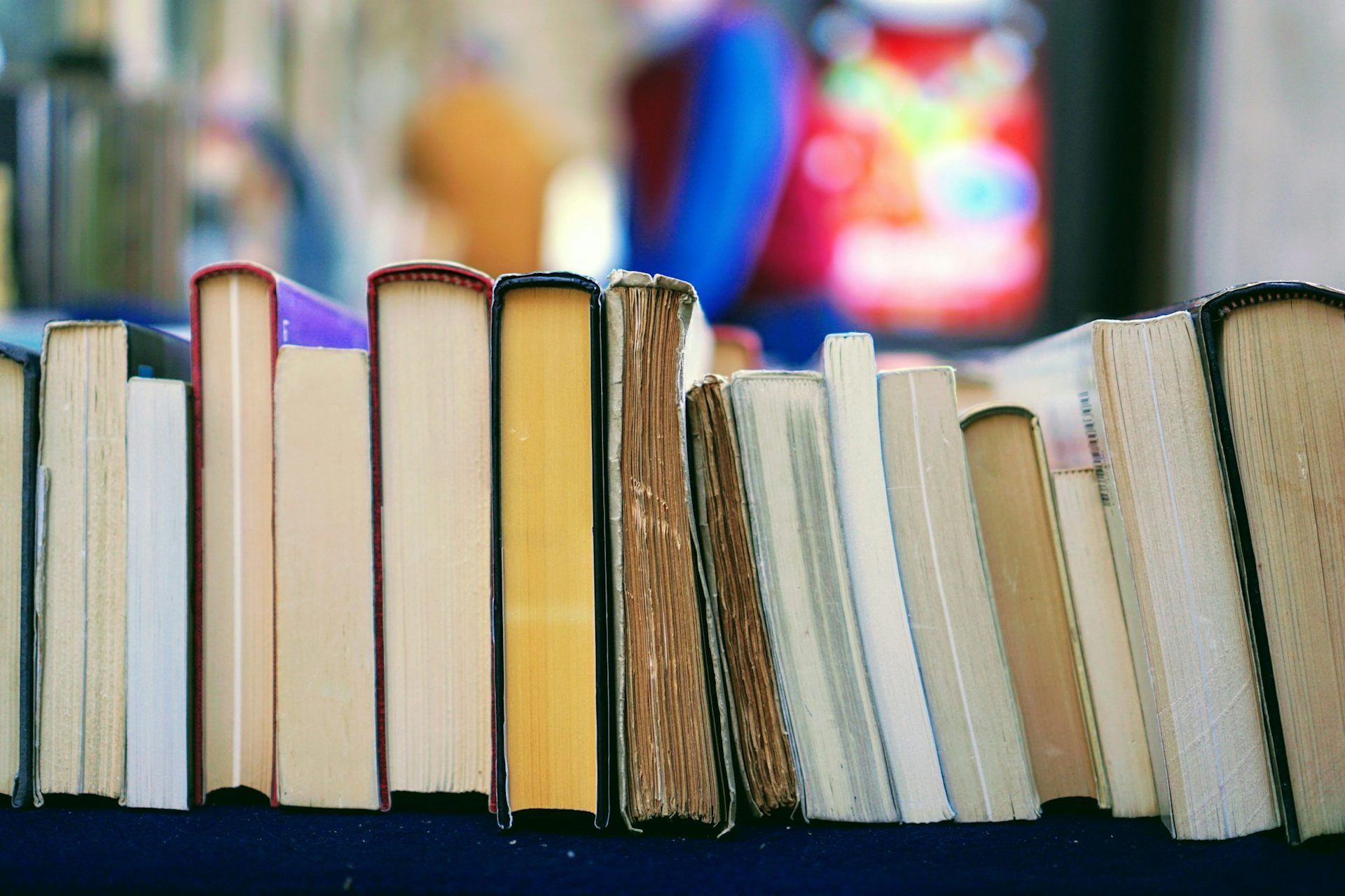 Llibres envellits a una prestatgeria.