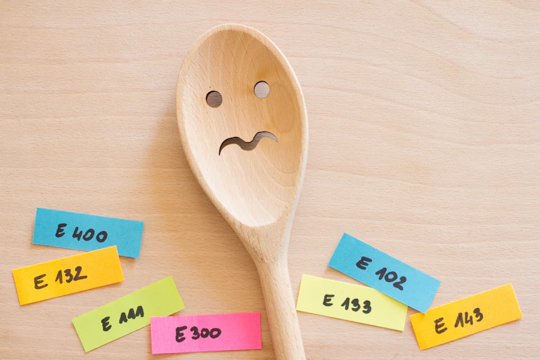 Wooden spoon with suspicious face and some post-its of E-numbers.