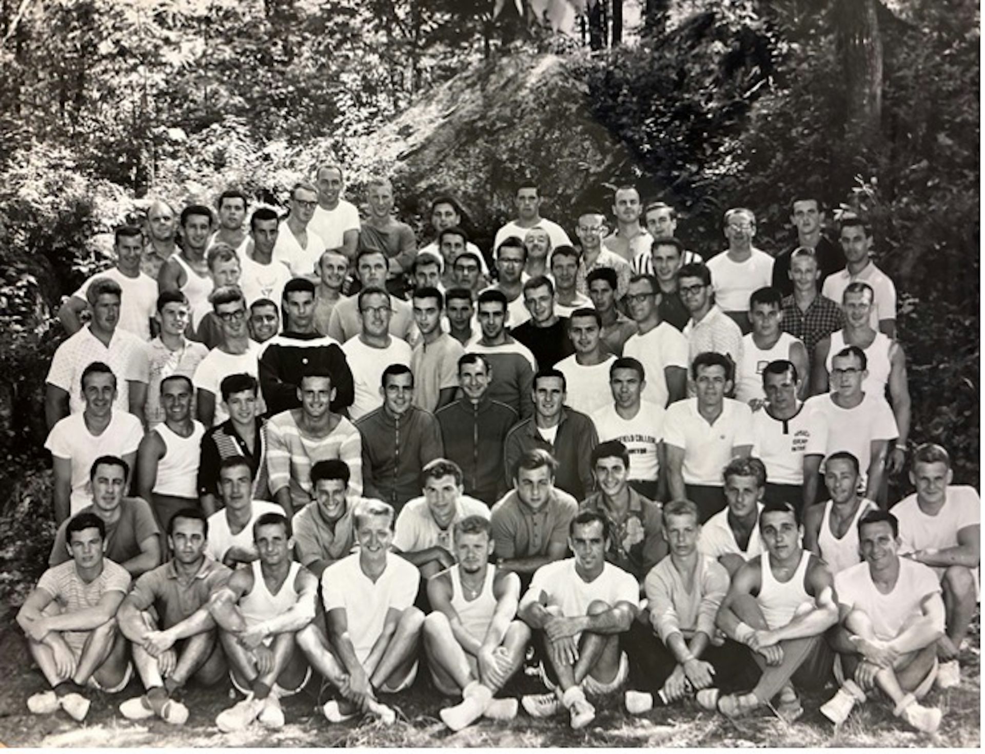 Photo en noir et blanc d’une promotion de jeunes hommes