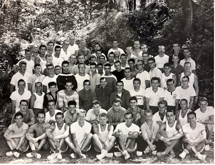 Photo en noir et blanc d’une promotion de jeunes hommes