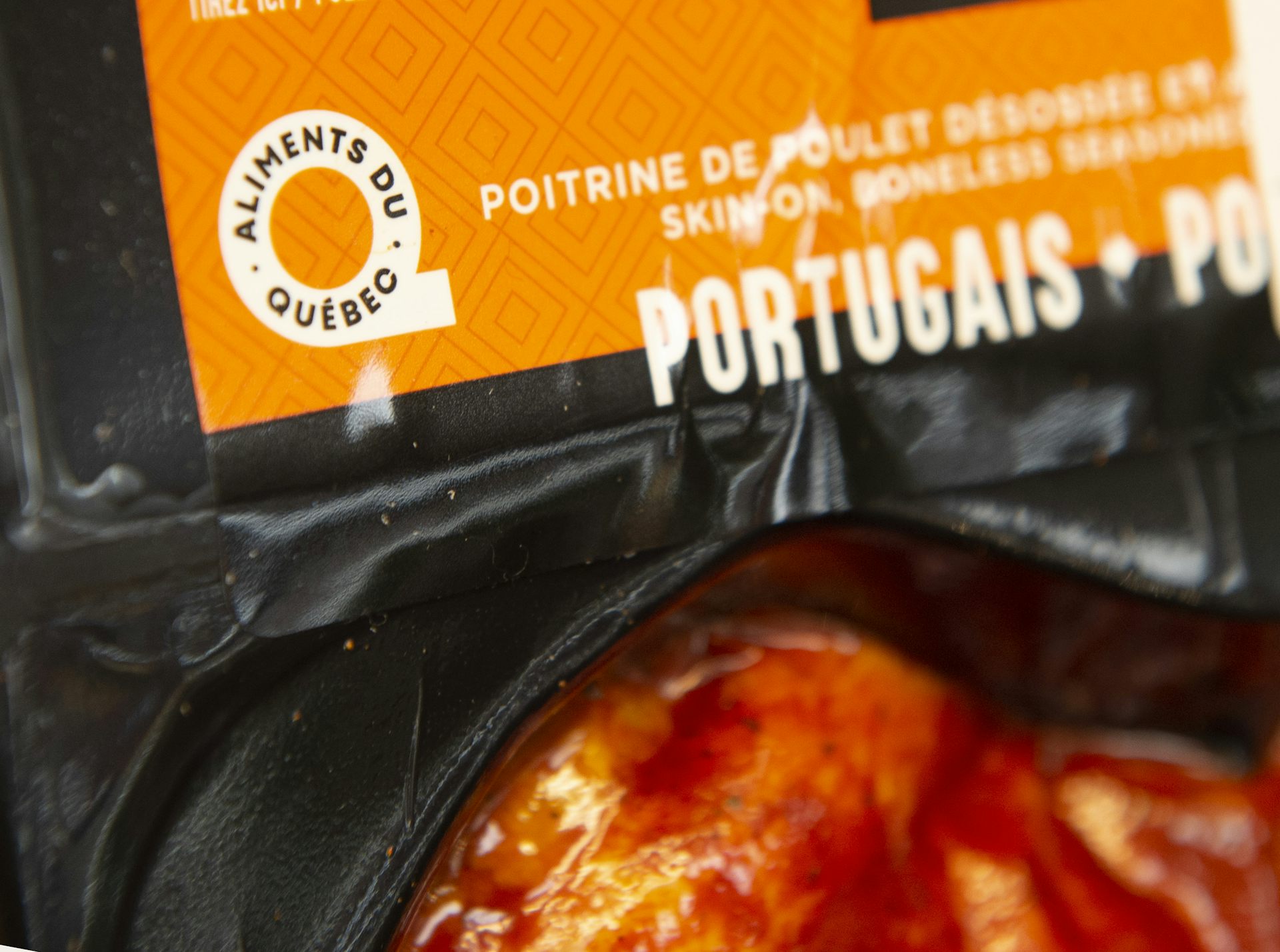 Un logo orange apparaît sur un contenant