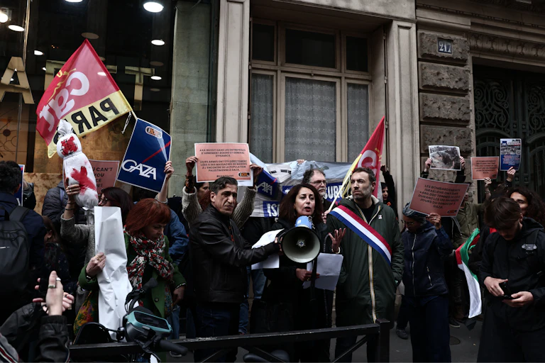 Activistes devant le siège d'AXA à Paris.