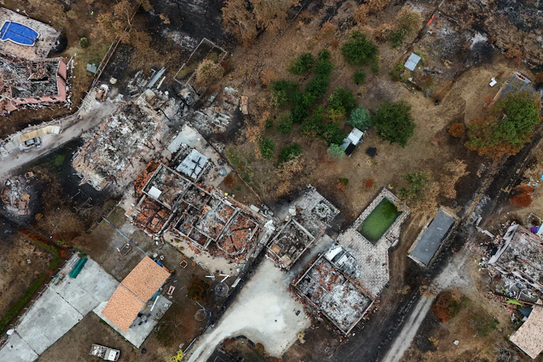 Maison détruite par un incendie, vue du ciel.