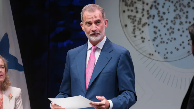 Un hombre trajeado da un discurso