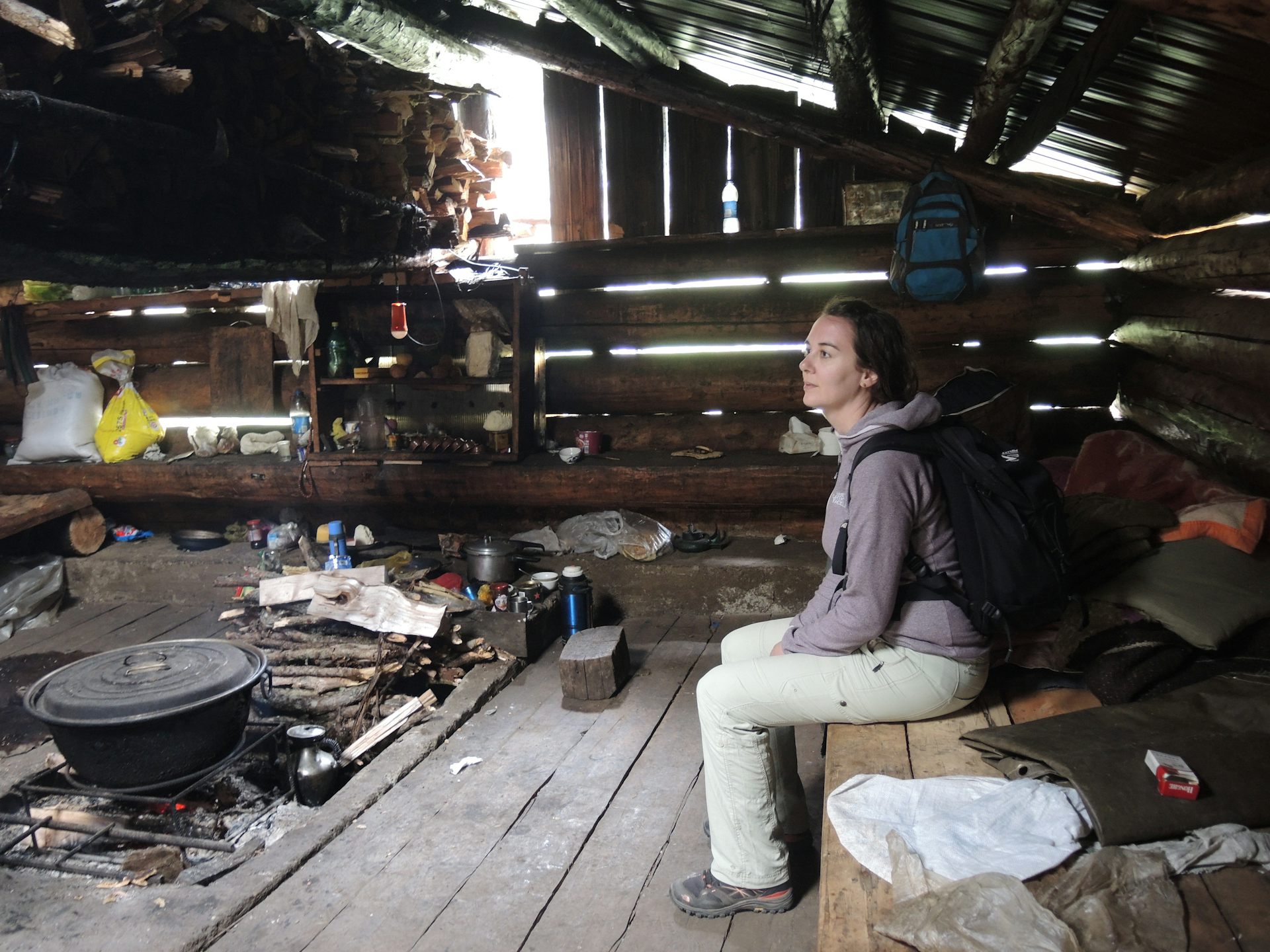 Eve Afonso, maitresse de conférences, dans une cabane pastorale près de la station de recherche d’altitude de la réserve naturelle des Baimaxueshan (environ 3900m d’altitude), Yunnan, Chine