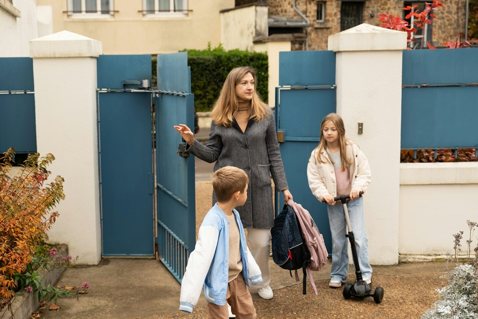 Une mère et ses enfants rentrent de l'école.