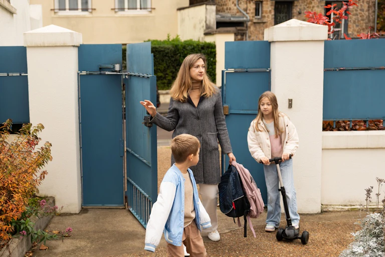 Une mère et ses enfants rentrent de l'école.