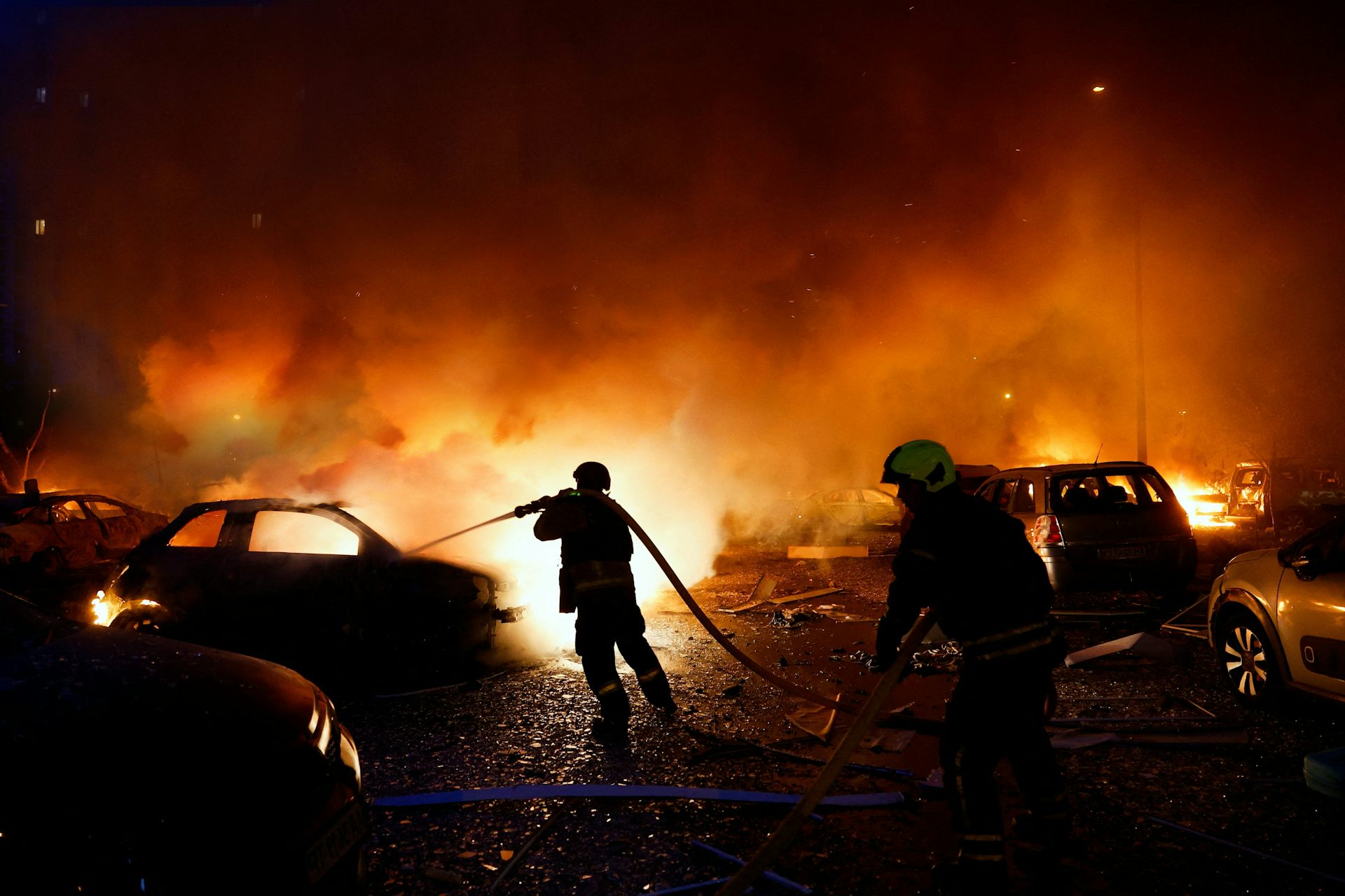 Des pompiers interviennent pour contenir un incendie à Ille-sur-Têt, près de Perpignan, dans les Pyrénées-Orientales, le 6 juillet 2026