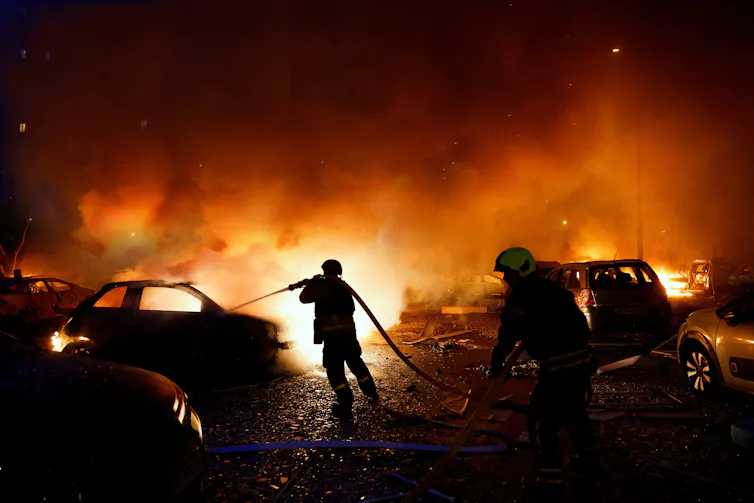 Des pompiers interviennent pour contenir un incendie à Ille-sur-Têt, près de Perpignan, dans les Pyrénées-Orientales, le 6 juillet 2026