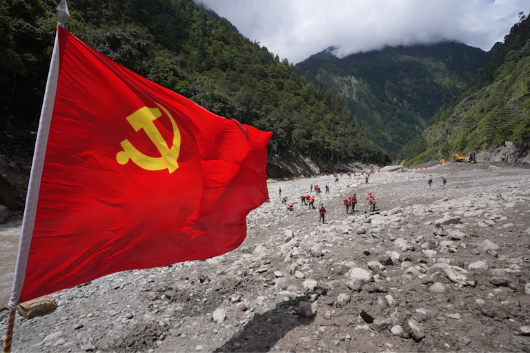 Vue du site depuis le territoire chinois d'où flotte le drapeau national.
