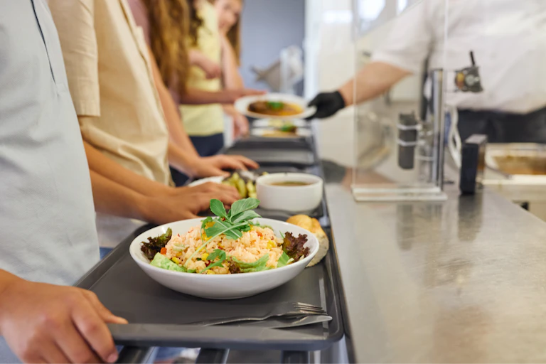Plateaux de repas dans un restaurant en self-service.