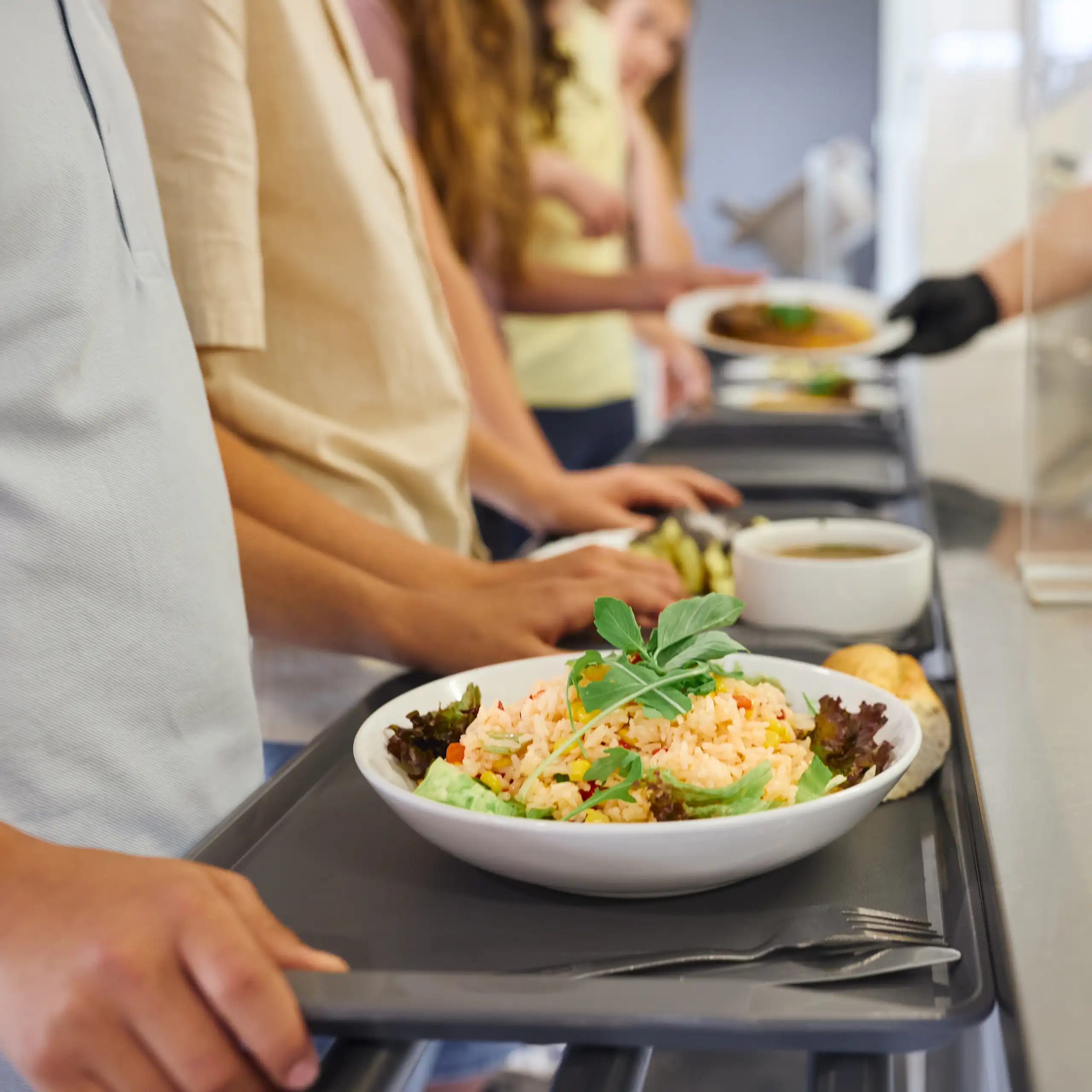 Plateaux de repas dans un restaurant en self-service.