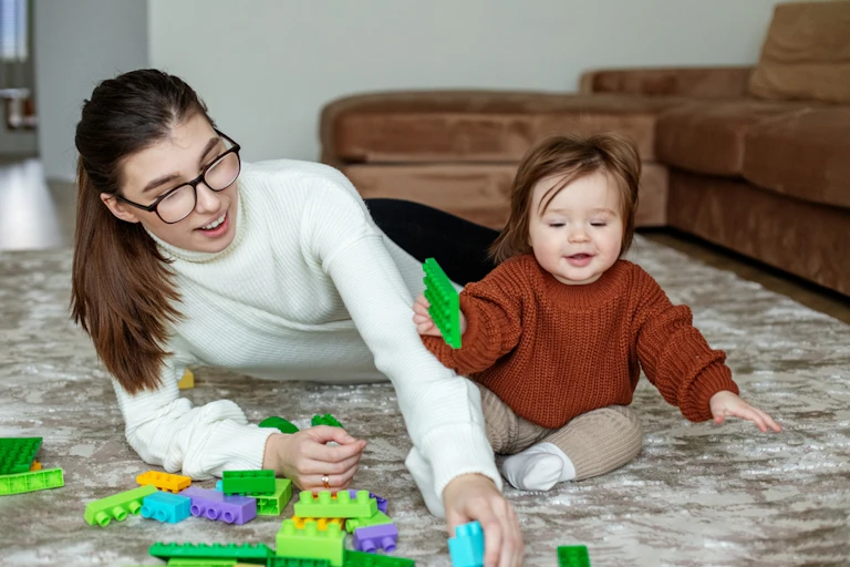 Une nounou qui joue avec un jeune enfant