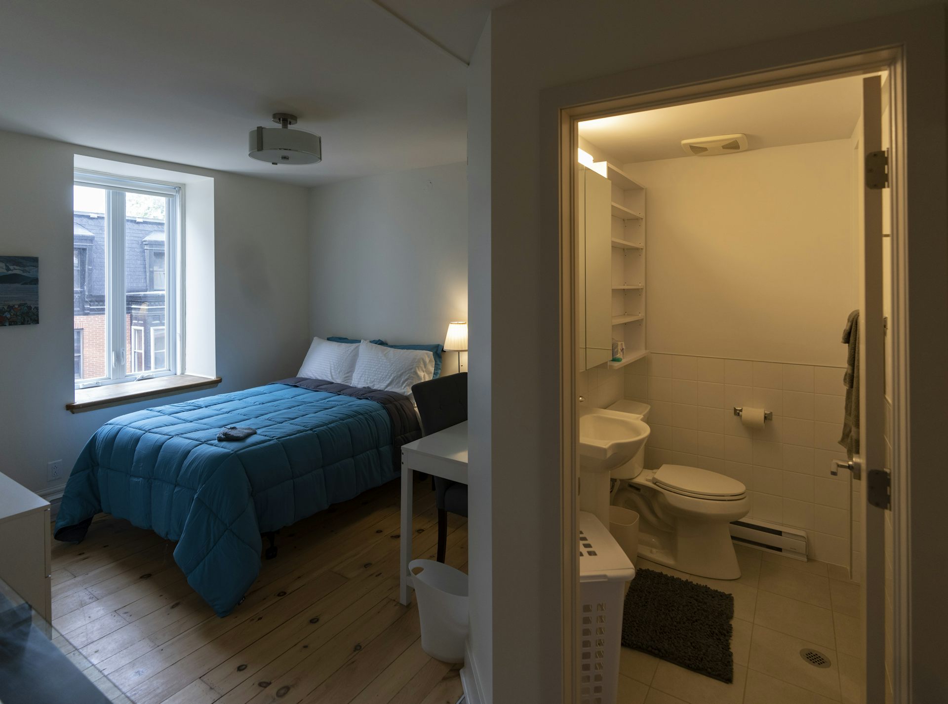 L’intérieur d’une chambre flanquée d’une petite salle de bains