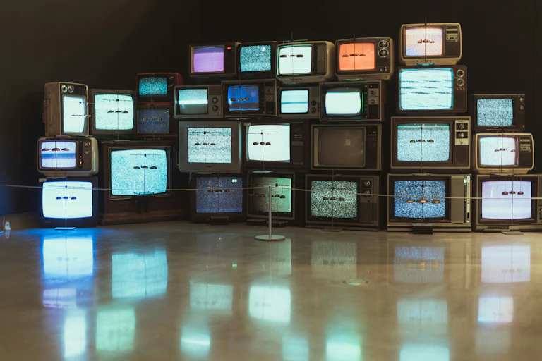 pile de télévisions cathodiques