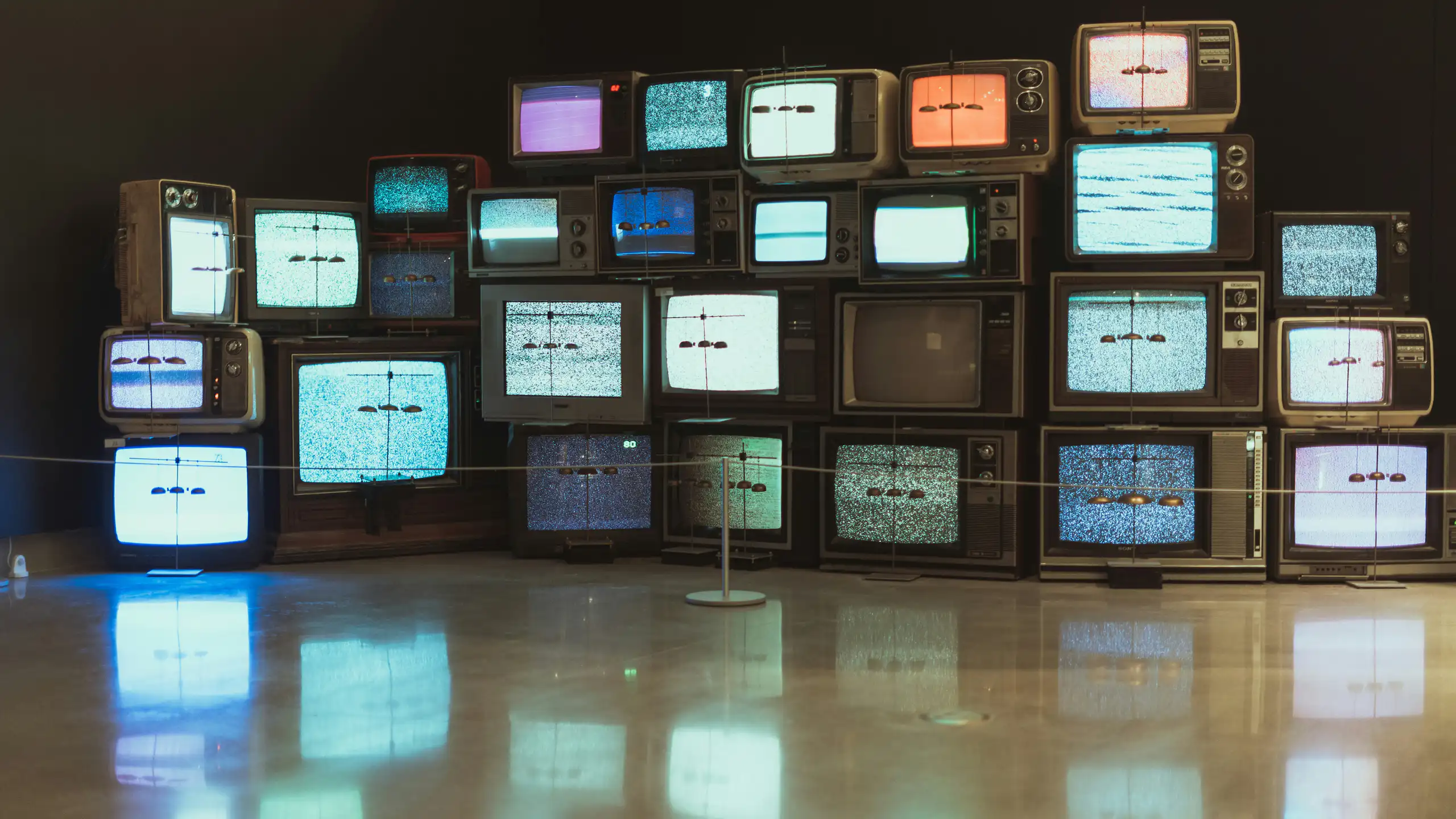 pile de télévisions cathodiques
