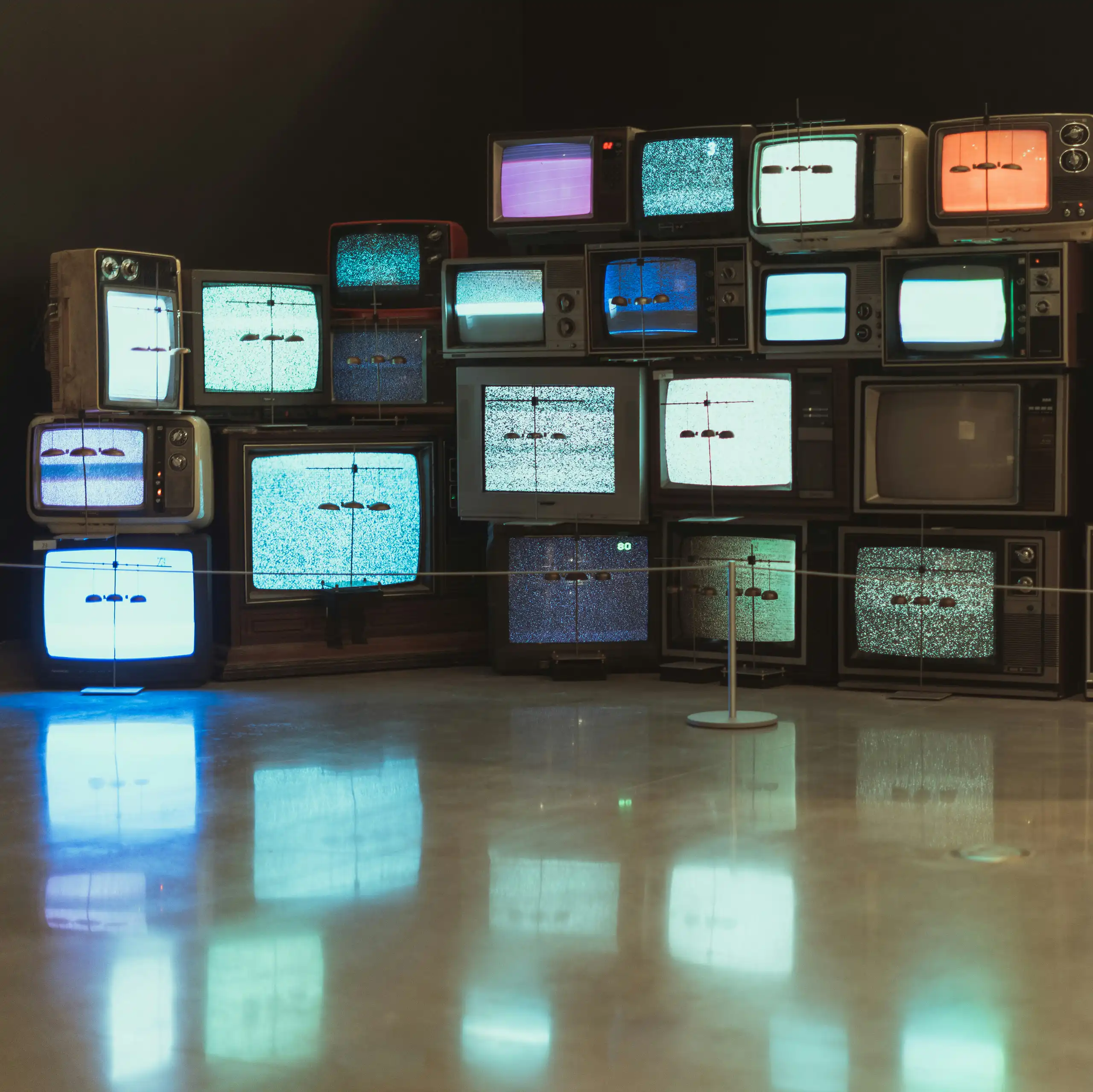 pile de télévisions cathodiques