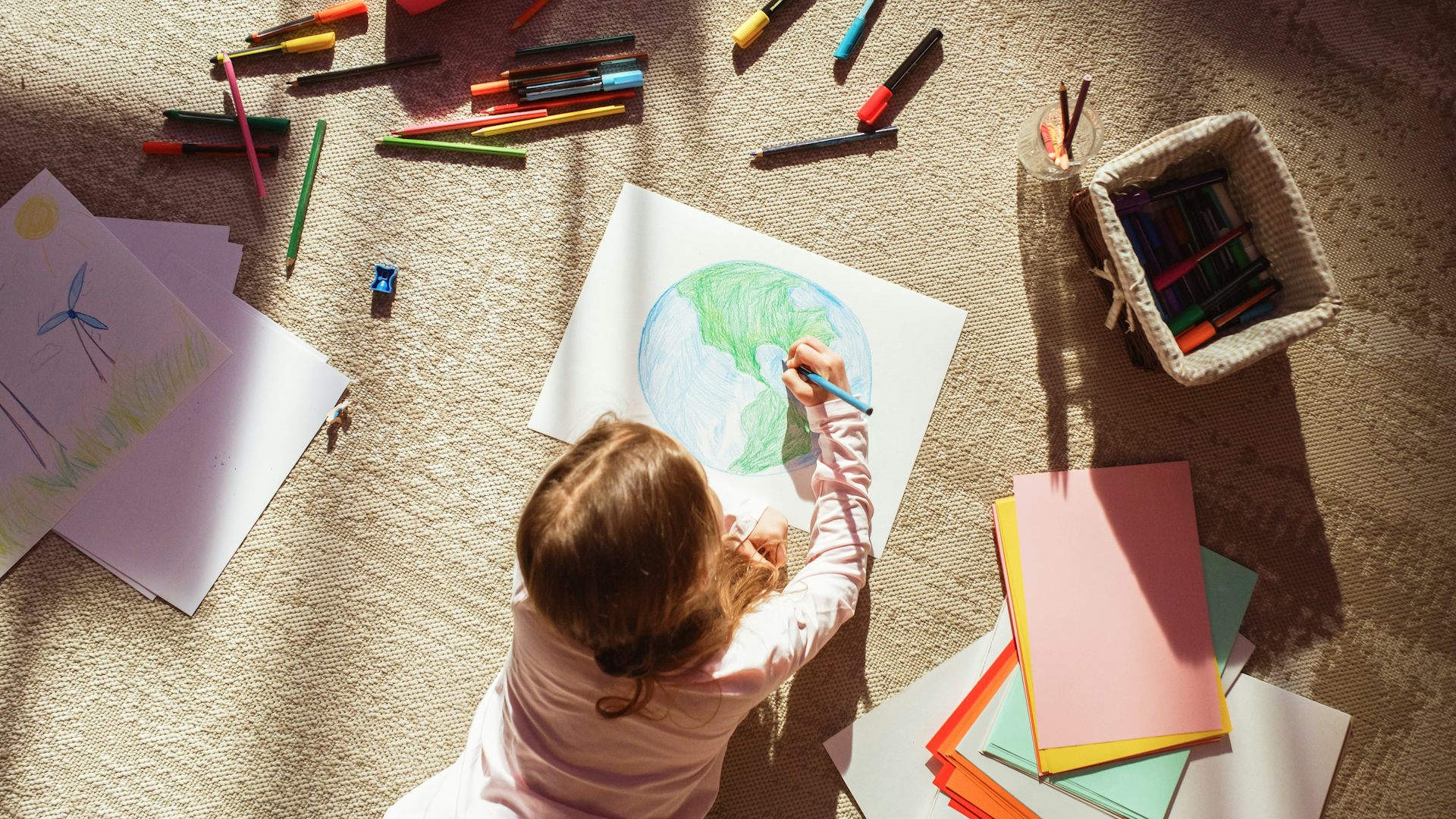 Photo d’une petite fille en train de dessiner