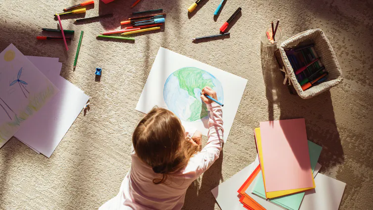 Photo d’une petite fille en train de dessiner