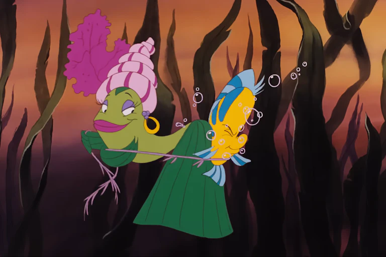 Fotograma de dibujos animados con dos peces y algas al fondo