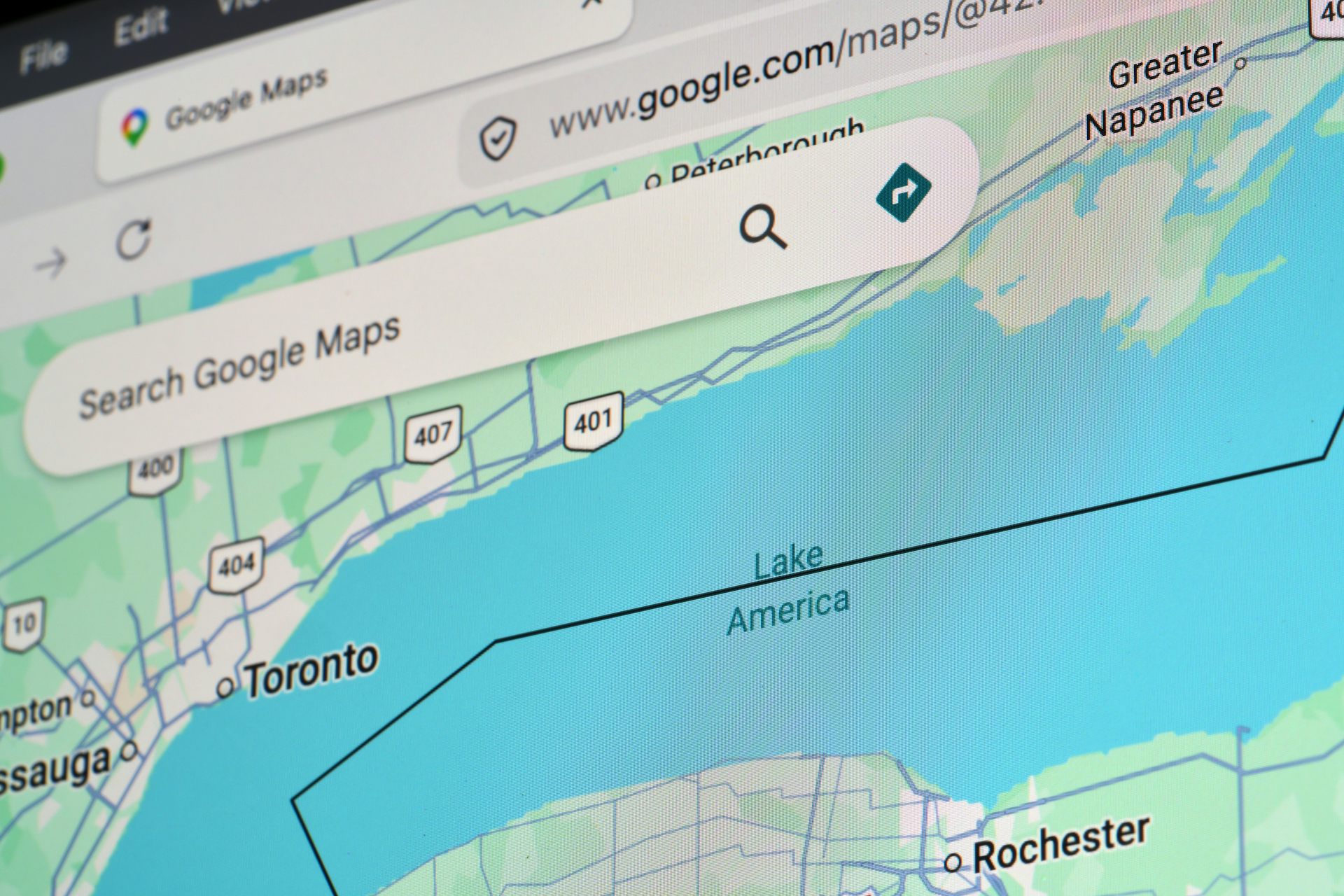 Un écran d'ordinateur montre une carte Google où le lac Ontario a été rebaptisé « Lake America »