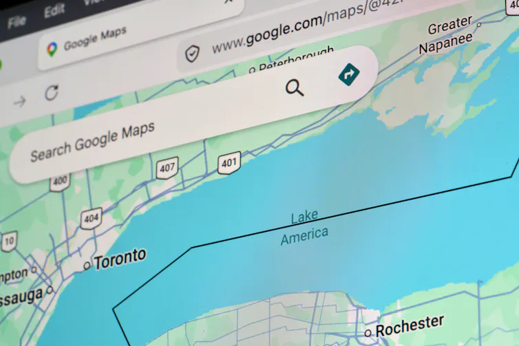 Un écran d'ordinateur montre une carte Google où le lac Ontario a été rebaptisé « Lake America »