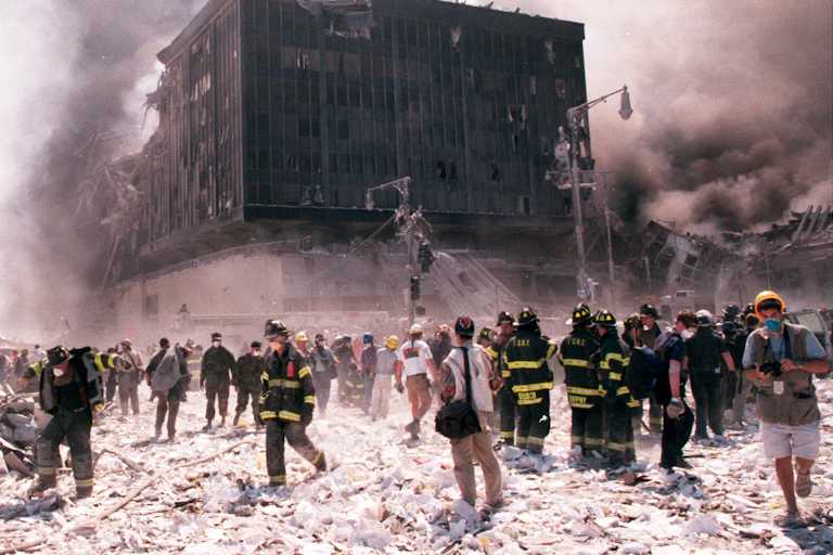 Bomberos y periodistas en la zona cero de Nueva York tras el ataque del 11 de septiembre de 2001.