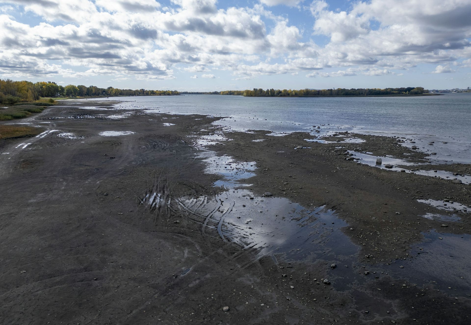 Une berge avec un bas niveau d’eau