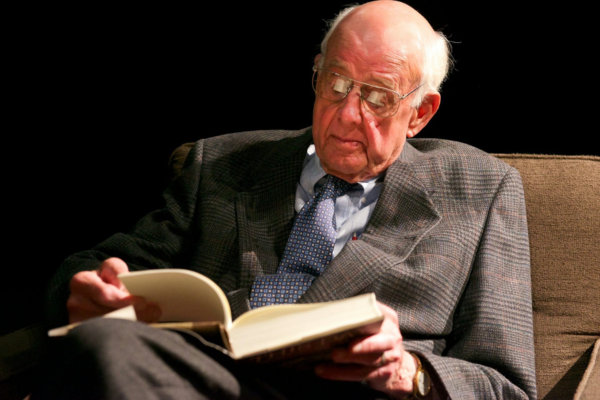Wendell Berry reads from a book.