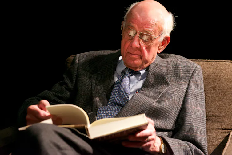 Wendell Berry reads from a book.