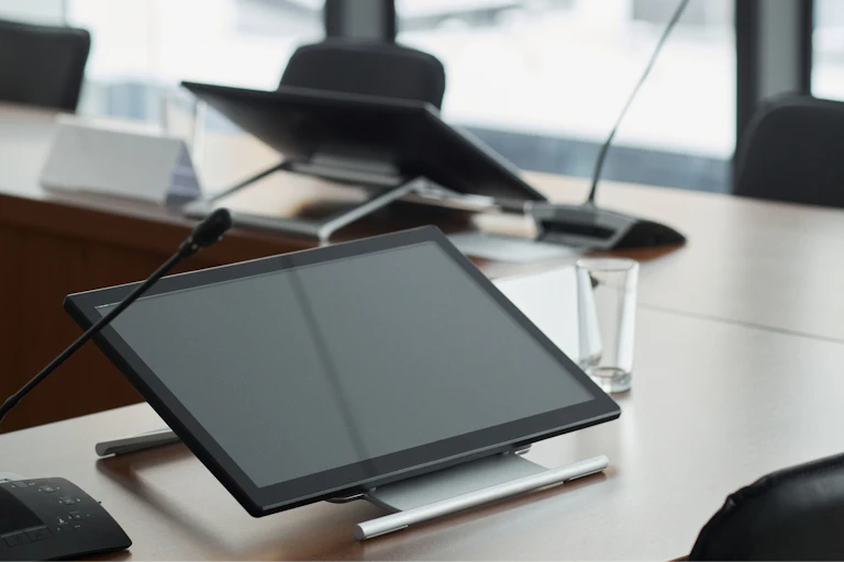 Tablet device, microphone and drinking glass on an office table